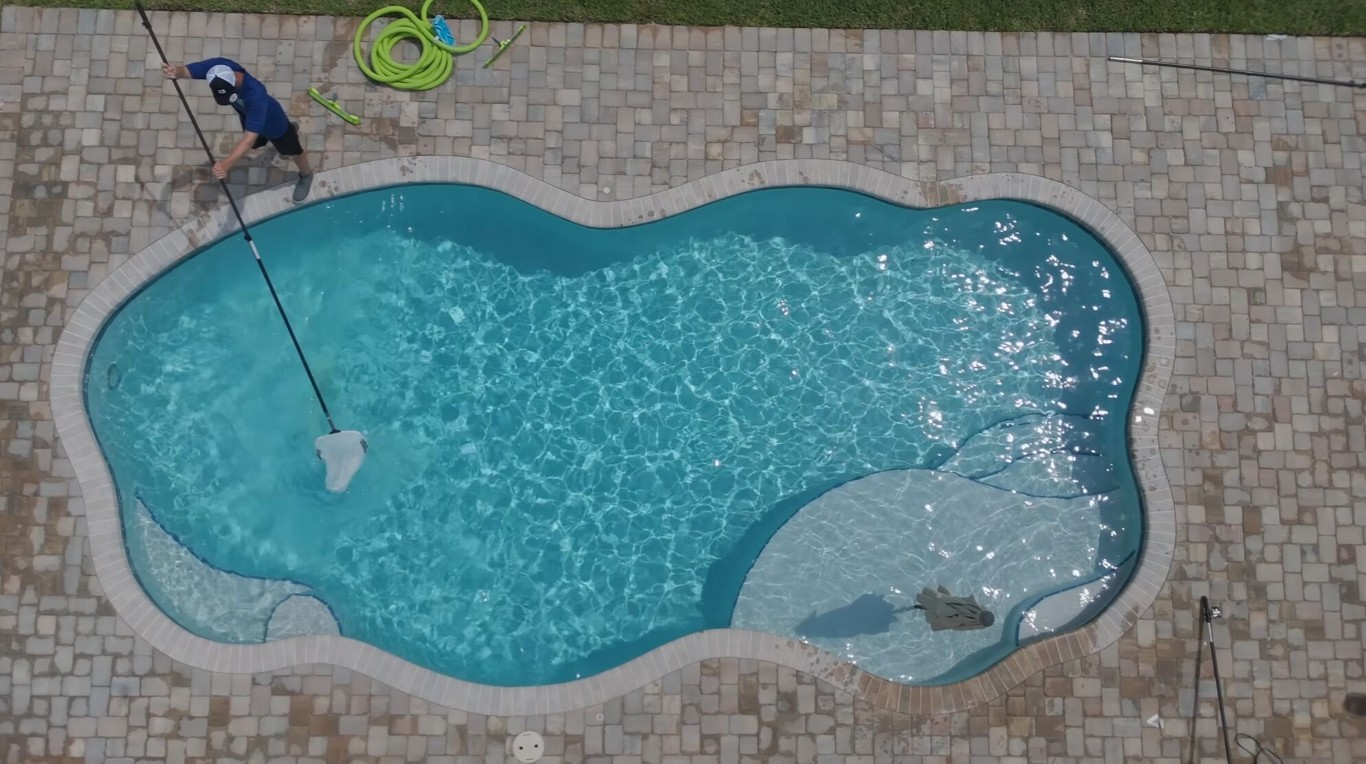 Professional pool cleaning service in Wellington, FL